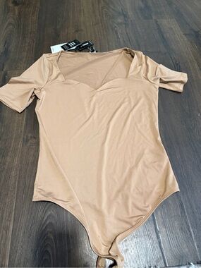 Express Short Sleeve Sweetheart Bodysuit in Tan